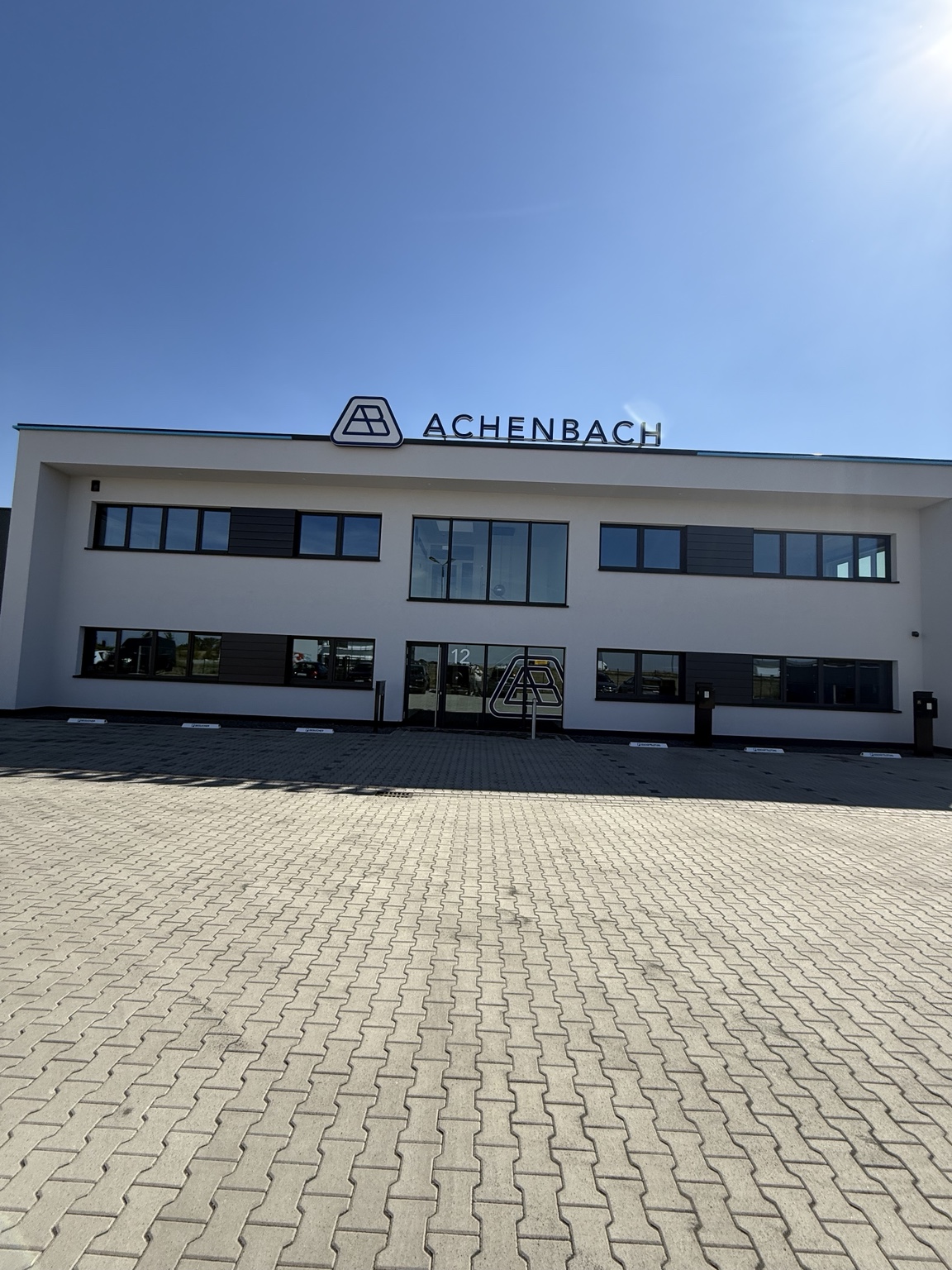 Neues Firmengebäude von Achenbach mit Unternehmensschriftzug